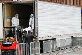 یک جسد در حال بارگیری بر روی یک کامیون کانتینری یخچال دار که به عنوان سردخانه موقت در نیویورک در ماه مارس استفاده می شد. AP Photo/جان مینچیلو